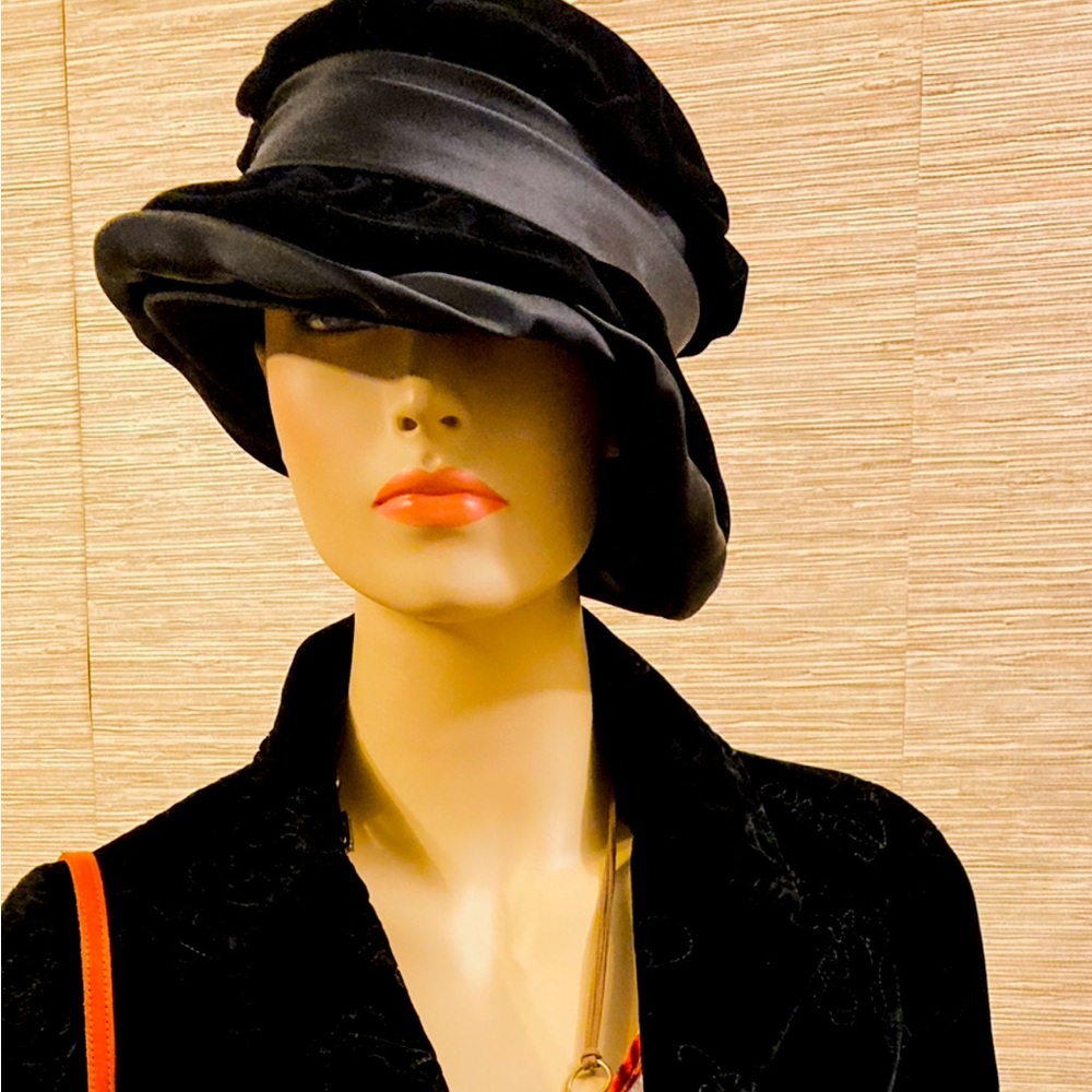 Chic Velvet black bucket hat …. 🎩 Tip Top shape from a non smoking home